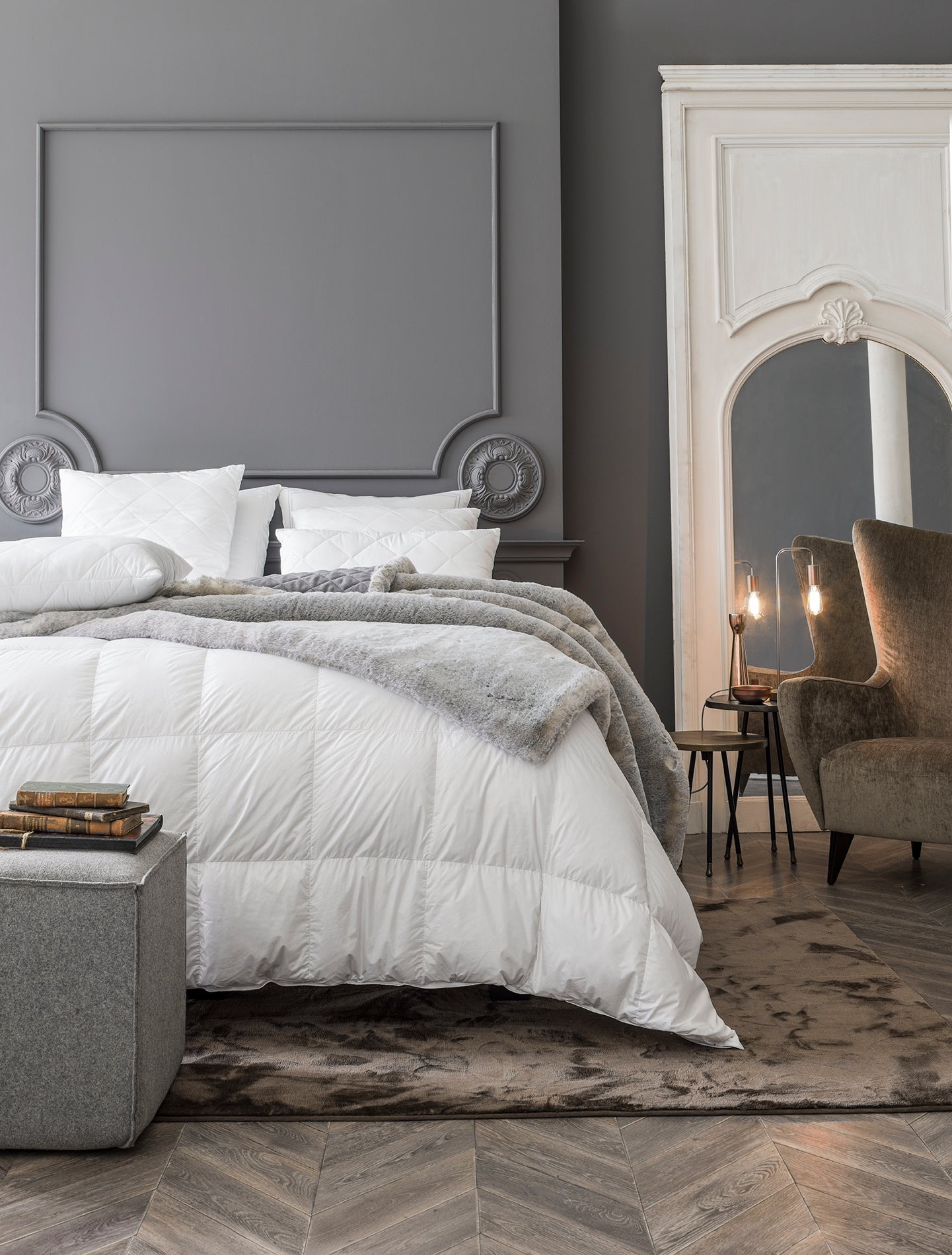 Literie d'une chambre d'hôtel de luxe avec couette naturelle en duvet d'oie