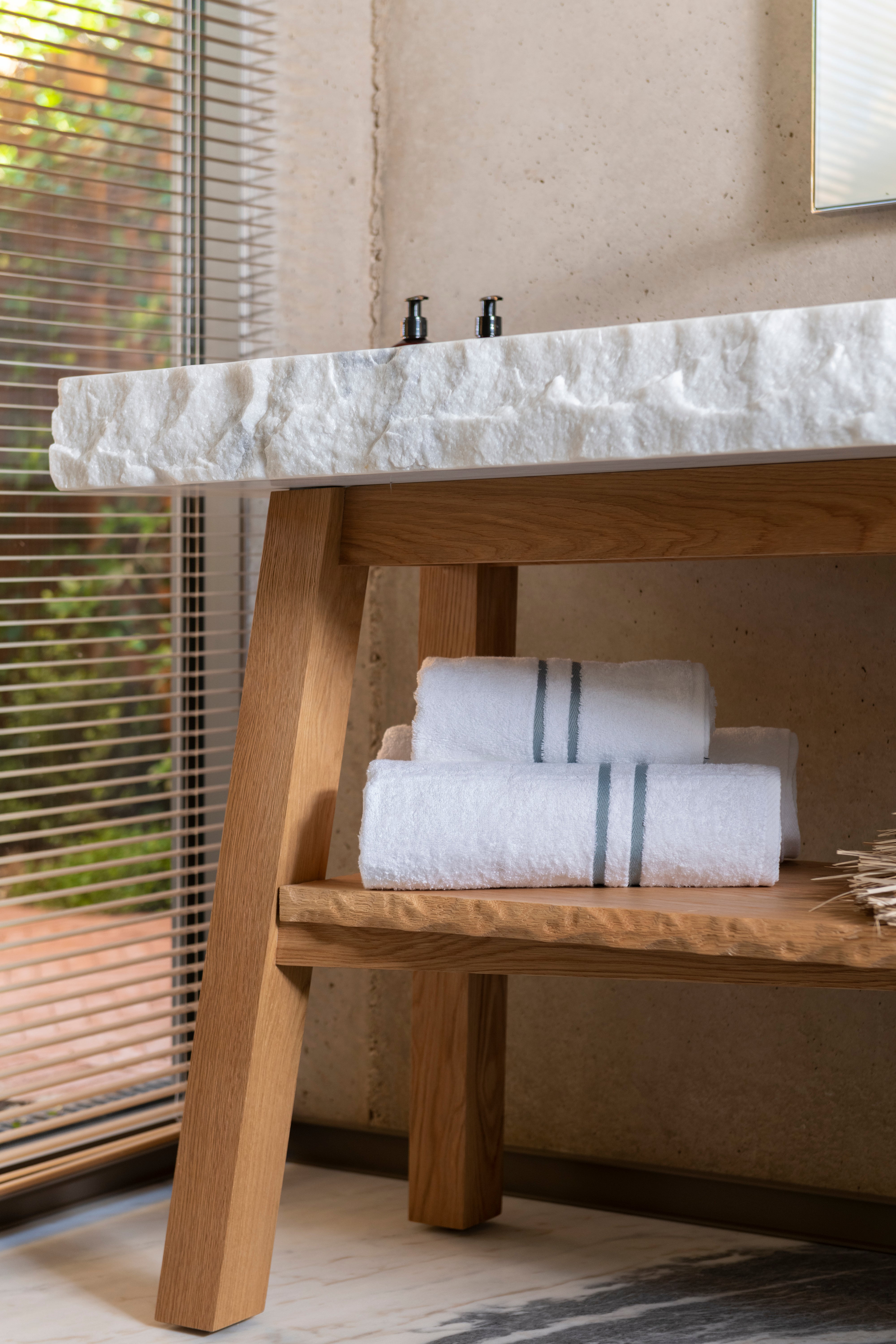Serviettes de bain liseré ardoise dans salle de bain d'Hôtel spa